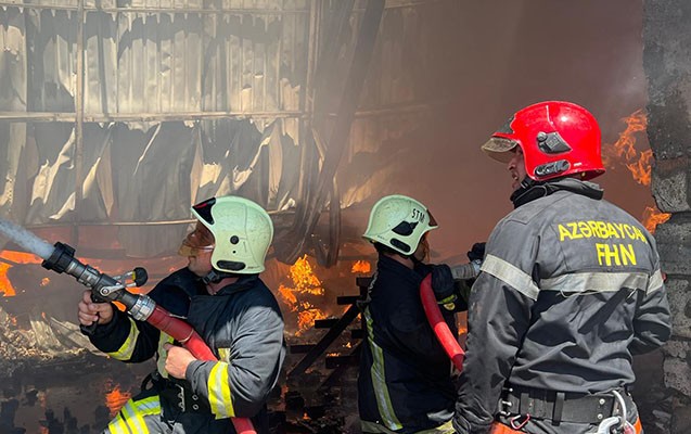 “Sədərək” ticarət mərkəzindəki yanğın davam edir - YENİLƏNİB