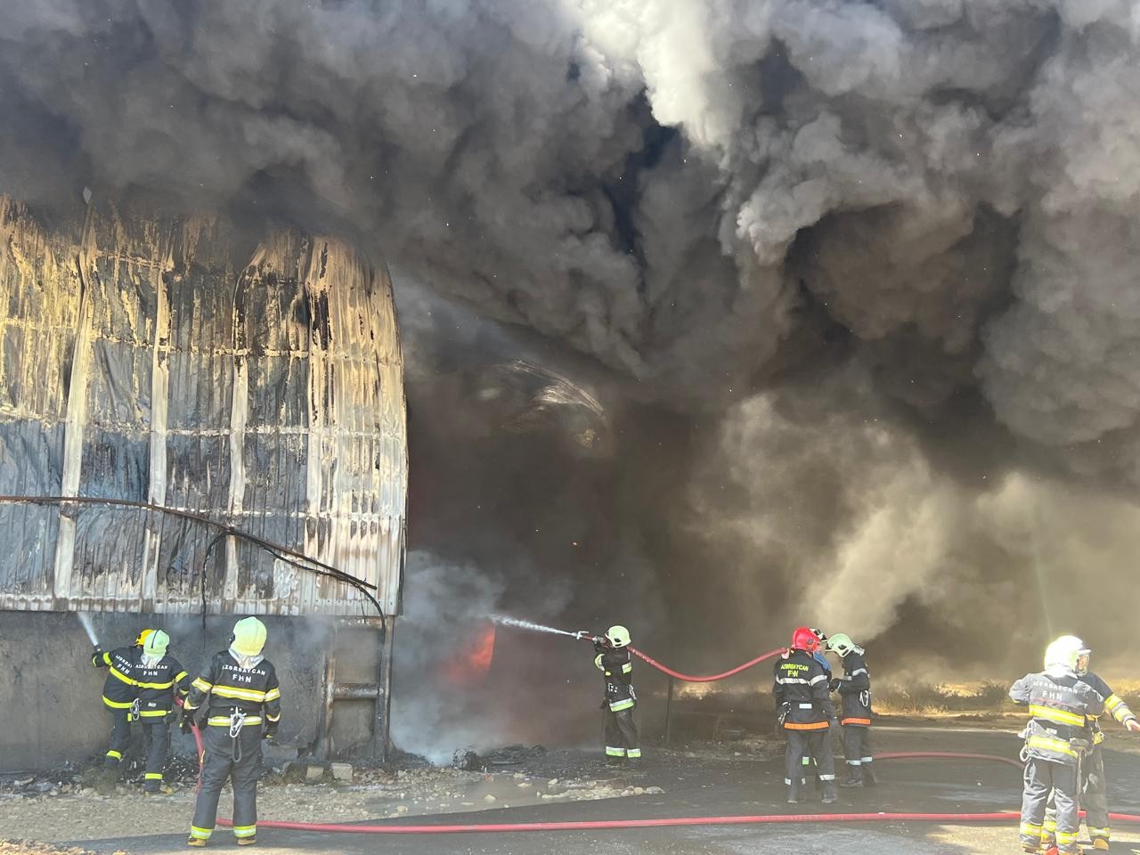 “Sədərək” ticarət mərkəzindəki yanğın davam edir - YENİLƏNİB