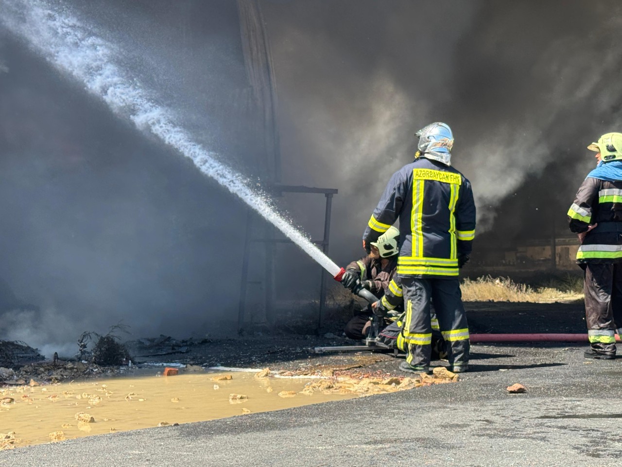“Sədərək” ticarət mərkəzindəki yanğın davam edir - YENİLƏNİB