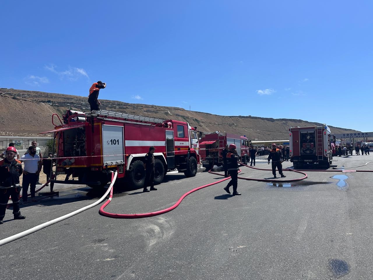 “Sədərək” ticarət mərkəzindəki yanğın davam edir - YENİLƏNİB