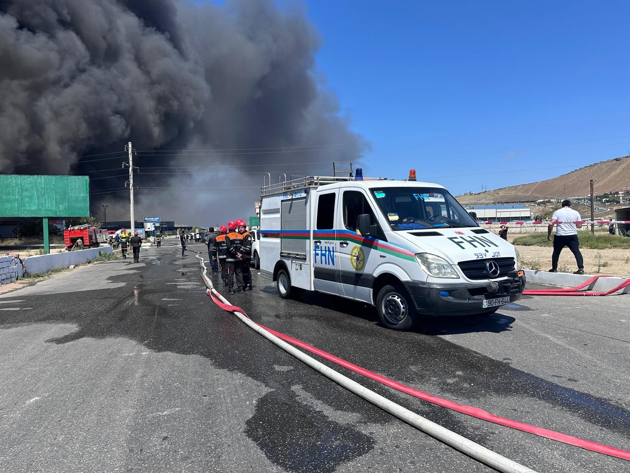 “Sədərək” ticarət mərkəzindəki yanğın davam edir - YENİLƏNİB