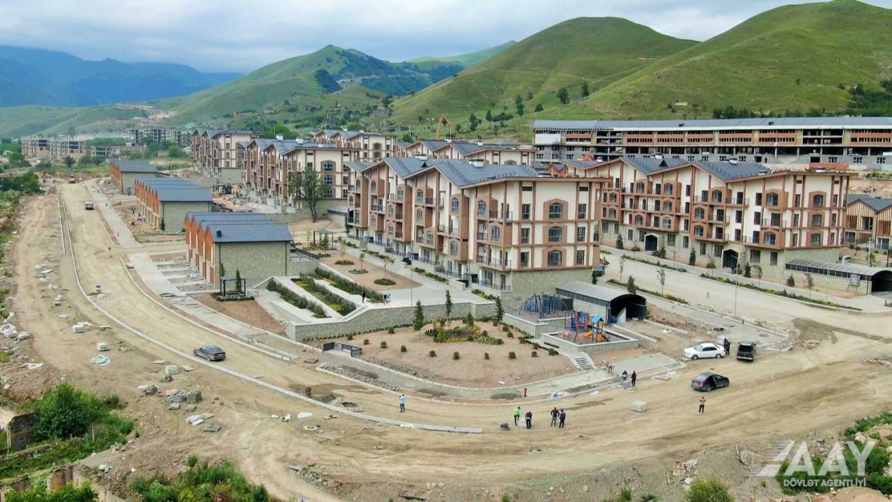 Kəlbəcərdə şəhərdaxili yollar yenidən qurulur - FOTOLAR