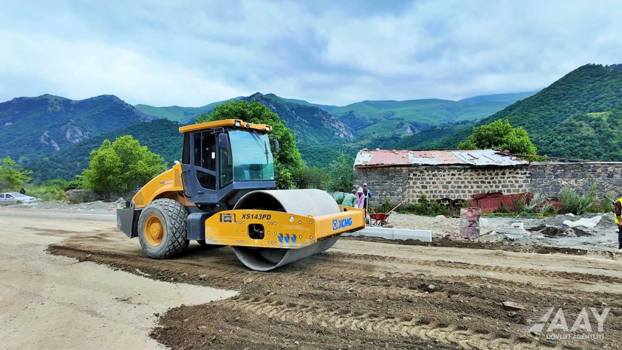 Kəlbəcərdə şəhərdaxili yollar yenidən qurulur - FOTOLAR