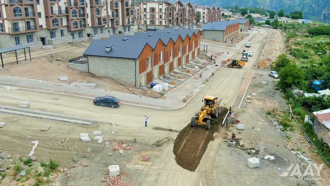 Kəlbəcərdə şəhərdaxili yollar yenidən qurulur - FOTOLAR