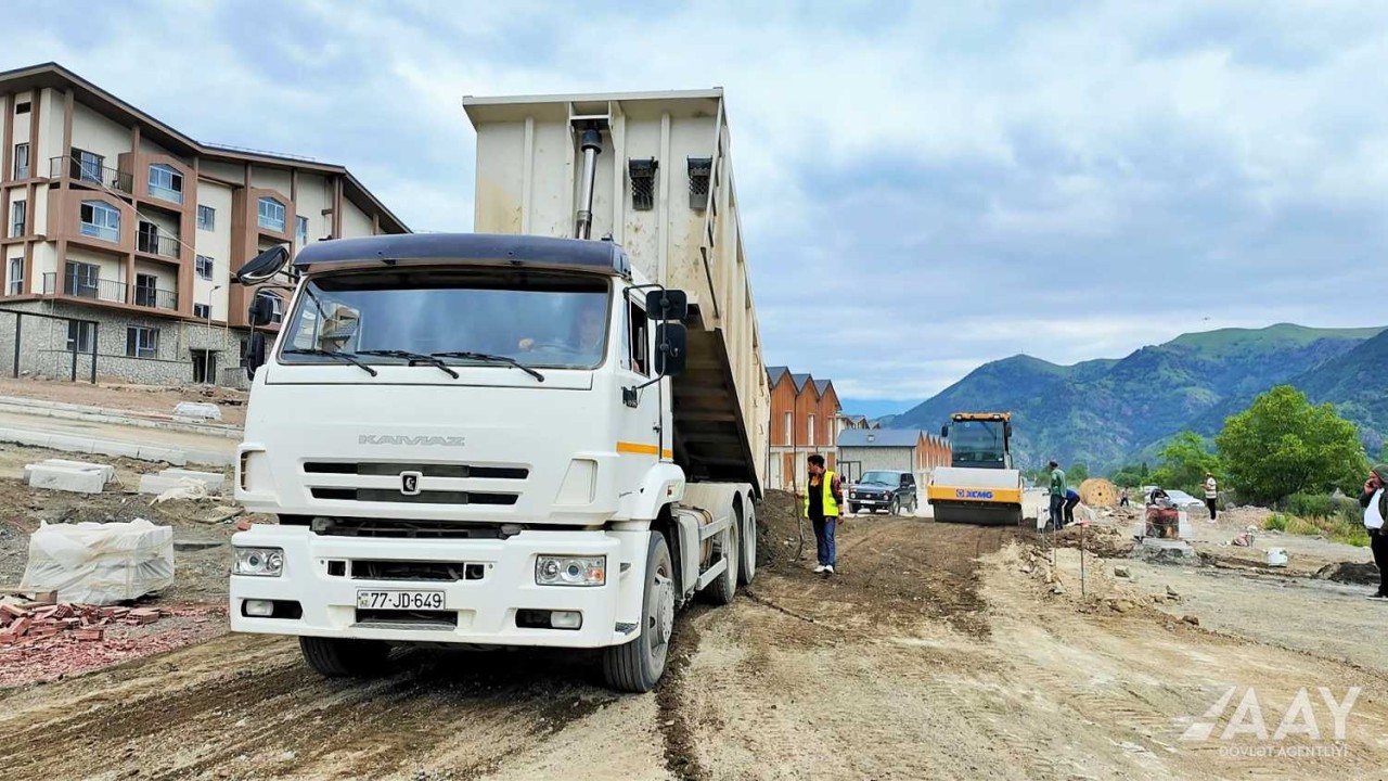 Kəlbəcərdə şəhərdaxili yollar yenidən qurulur - FOTOLAR