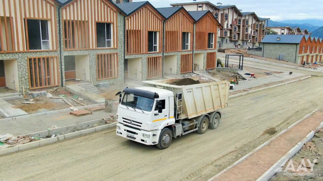 Kəlbəcərdə şəhərdaxili yollar yenidən qurulur - FOTOLAR