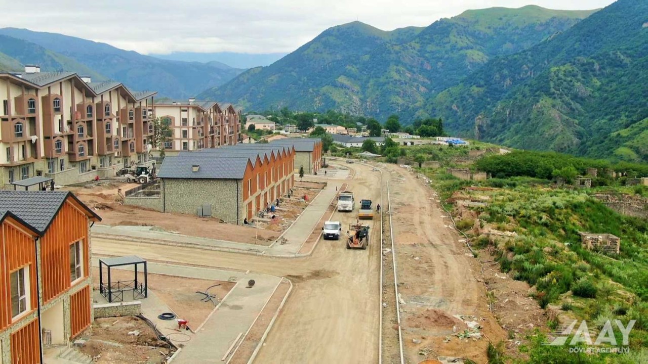 Kəlbəcərdə şəhərdaxili yollar yenidən qurulur - FOTOLAR