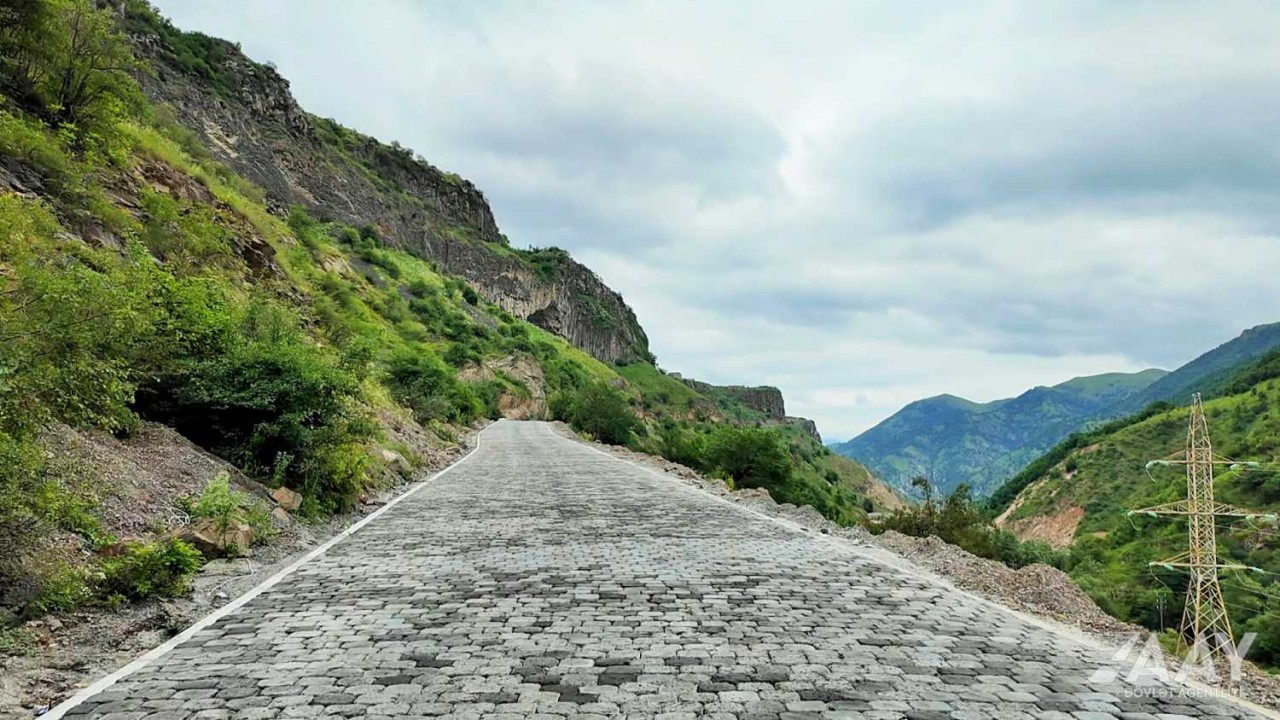 Kəlbəcərdə şəhərdaxili yollar yenidən qurulur - FOTOLAR