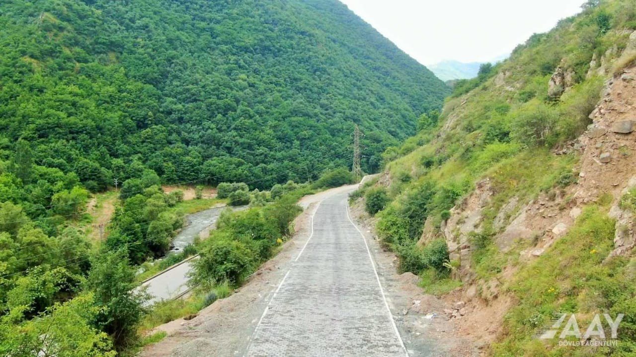 Kəlbəcərdə şəhərdaxili yollar yenidən qurulur - FOTOLAR