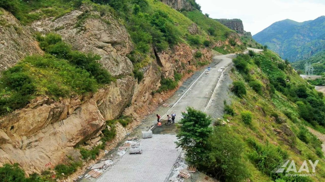 Kəlbəcərdə şəhərdaxili yollar yenidən qurulur - FOTOLAR