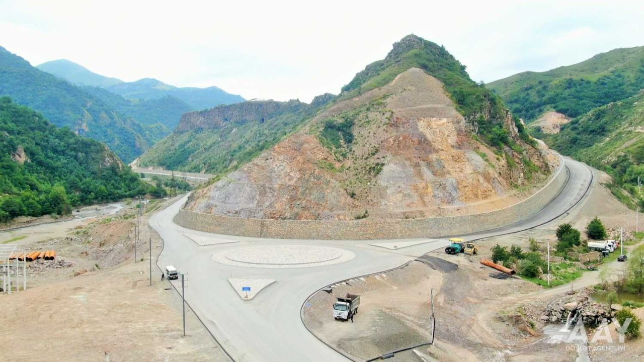 Kəlbəcərdə şəhərdaxili yollar yenidən qurulur - FOTOLAR