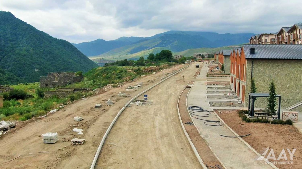 Kəlbəcərdə şəhərdaxili yollar yenidən qurulur - FOTOLAR