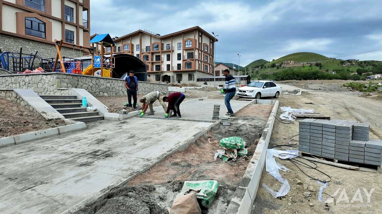 Kəlbəcərdə şəhərdaxili yollar yenidən qurulur - FOTOLAR