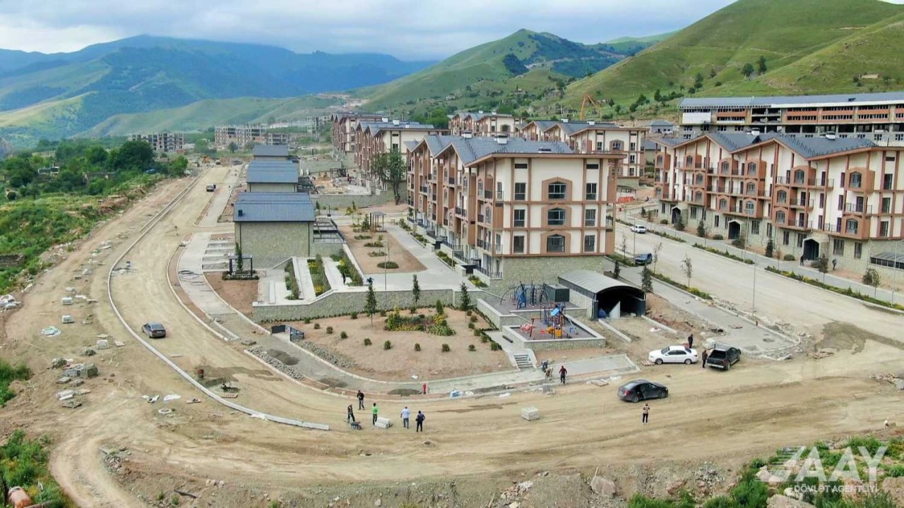 Kəlbəcərdə şəhərdaxili yollar yenidən qurulur - FOTOLAR