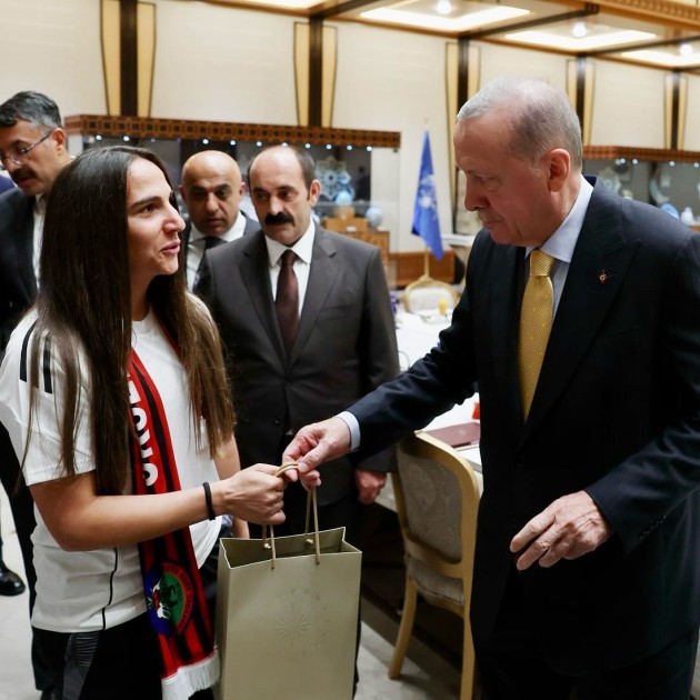 Ərdoğan Azərbaycan millisinin futbolçuları ilə görüşdü - FOTO