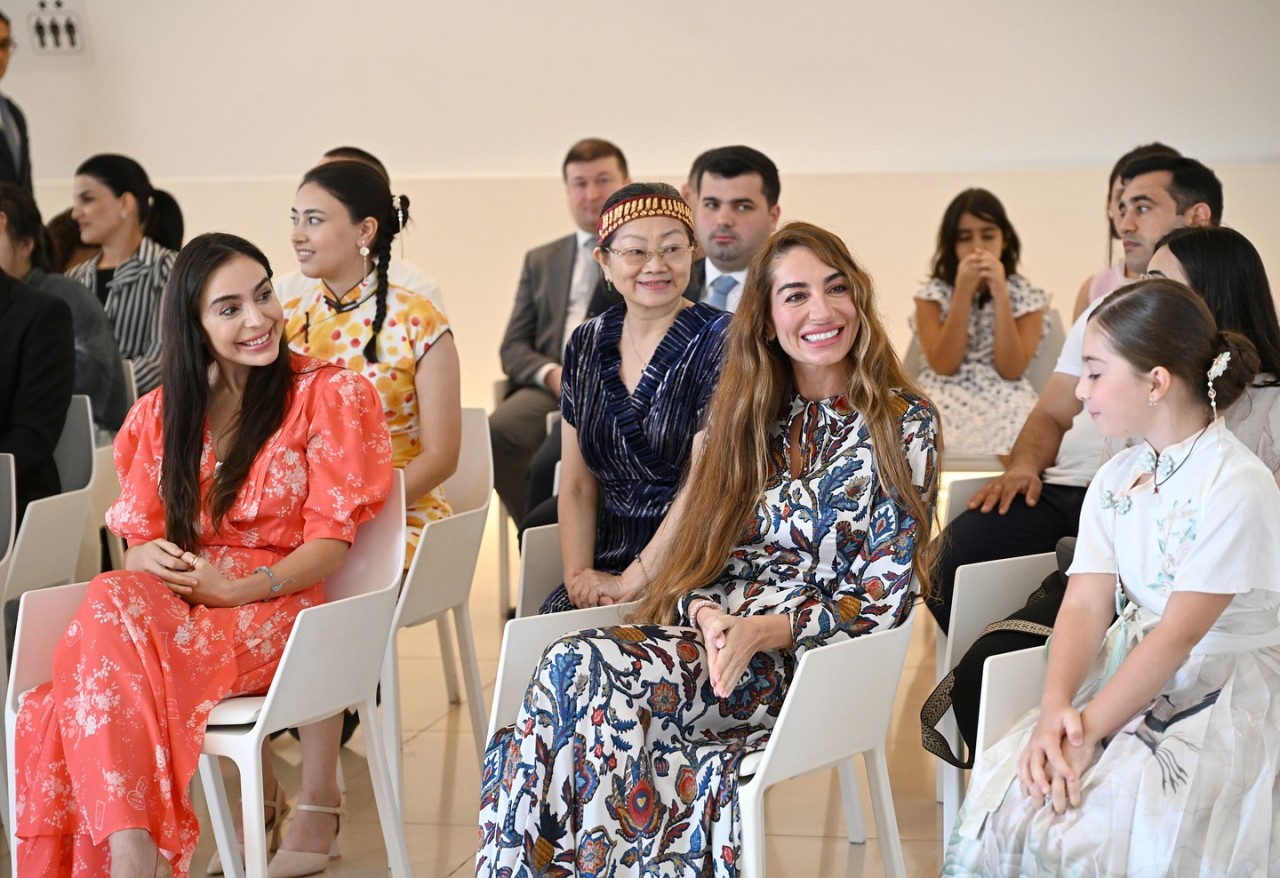 Leyla və Arzu Əliyeva tələbələrə sertifikatlarını təqdim etdilər - FOTOLAR