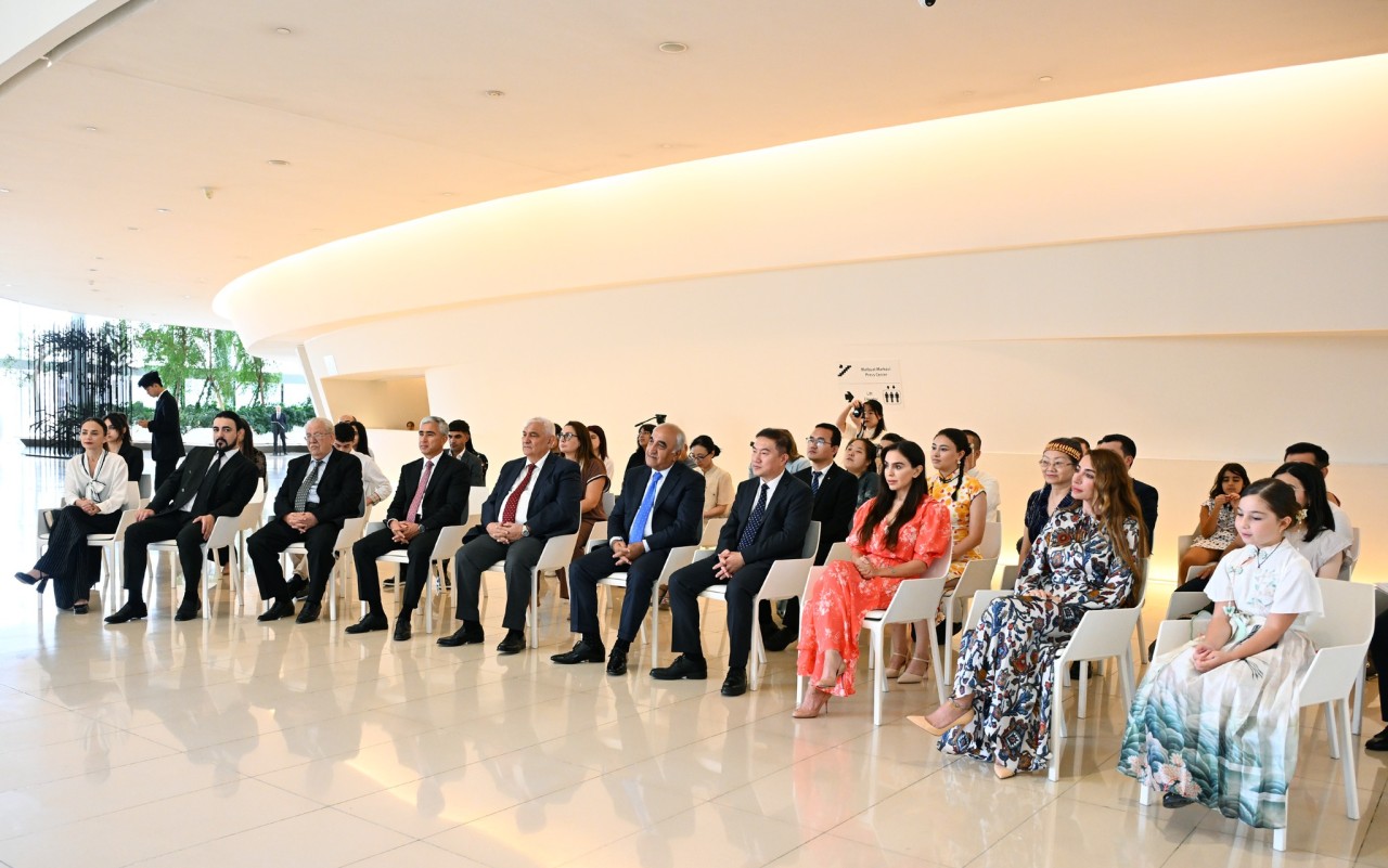 Leyla və Arzu Əliyeva tələbələrə sertifikatlarını təqdim etdilər - FOTOLAR