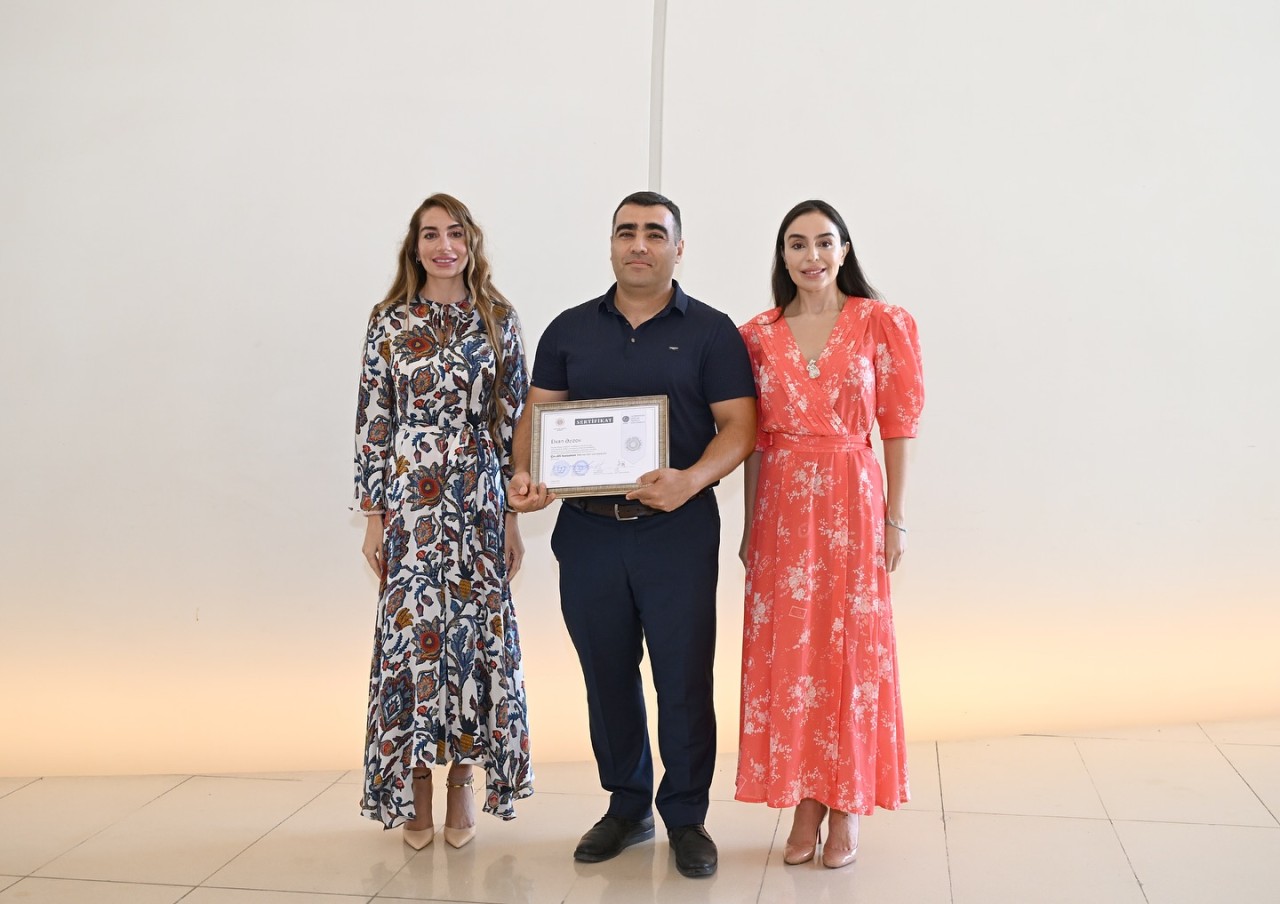 Leyla və Arzu Əliyeva tələbələrə sertifikatlarını təqdim etdilər - FOTOLAR