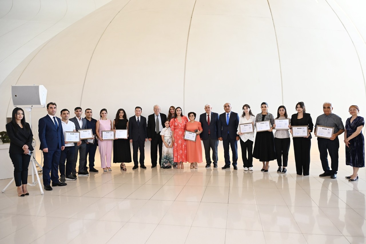 Leyla və Arzu Əliyeva tələbələrə sertifikatlarını təqdim etdilər - FOTOLAR