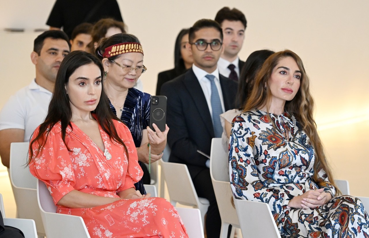 Leyla və Arzu Əliyeva tələbələrə sertifikatlarını təqdim etdilər - FOTOLAR