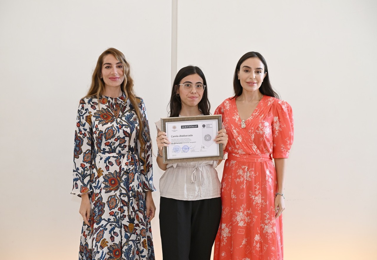 Leyla və Arzu Əliyeva tələbələrə sertifikatlarını təqdim etdilər - FOTOLAR