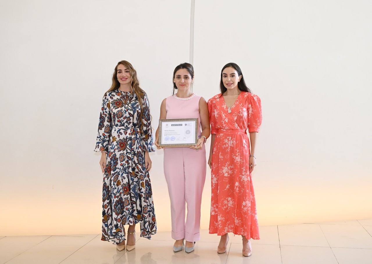 Leyla və Arzu Əliyeva tələbələrə sertifikatlarını təqdim etdilər - FOTOLAR