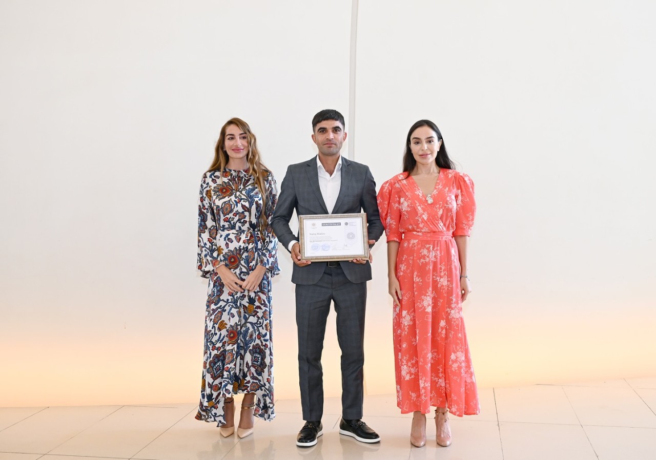 Leyla və Arzu Əliyeva tələbələrə sertifikatlarını təqdim etdilər - FOTOLAR