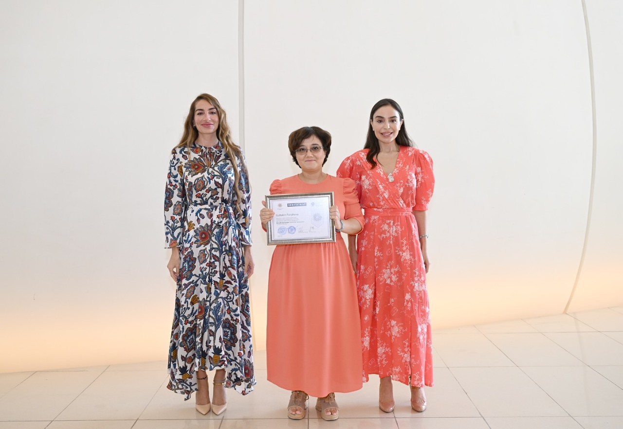 Leyla və Arzu Əliyeva tələbələrə sertifikatlarını təqdim etdilər - FOTOLAR