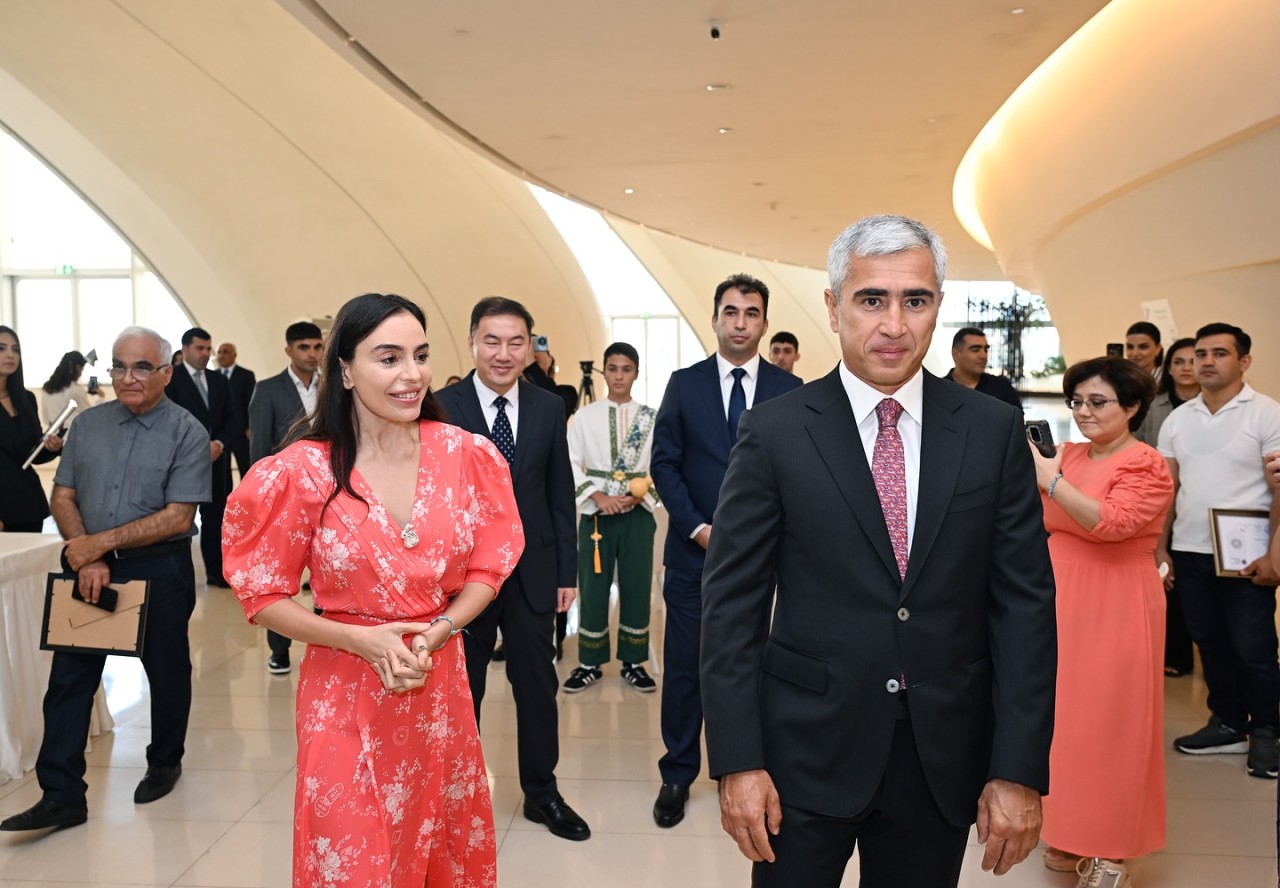 Leyla və Arzu Əliyeva tələbələrə sertifikatlarını təqdim etdilər - FOTOLAR