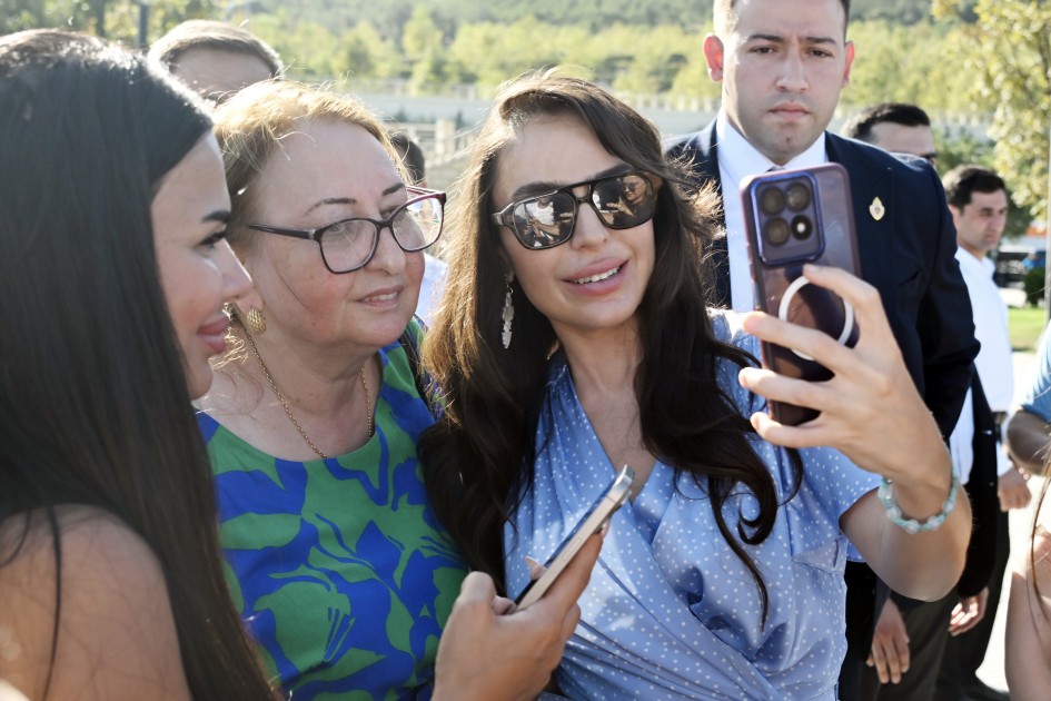 Bakıda klassik avtomobillərin yürüşü oldu - FOTOLAR