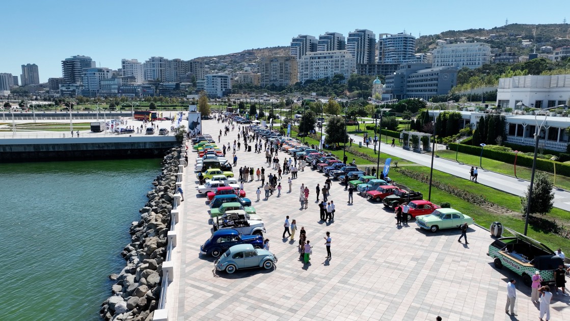 Bakıda klassik avtomobillərin yürüşü oldu - FOTOLAR