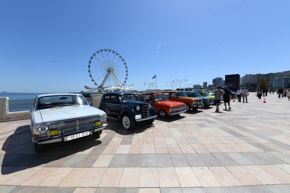 Bakıda klassik avtomobillərin yürüşü oldu - FOTOLAR
