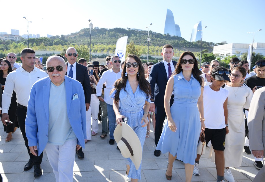 Bakıda klassik avtomobillərin yürüşü oldu - FOTOLAR