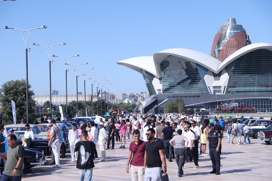 Bakıda klassik avtomobillərin yürüşü oldu - FOTOLAR