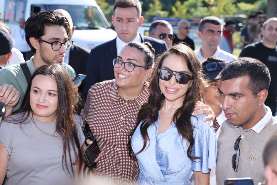 Bakıda klassik avtomobillərin yürüşü oldu - FOTOLAR