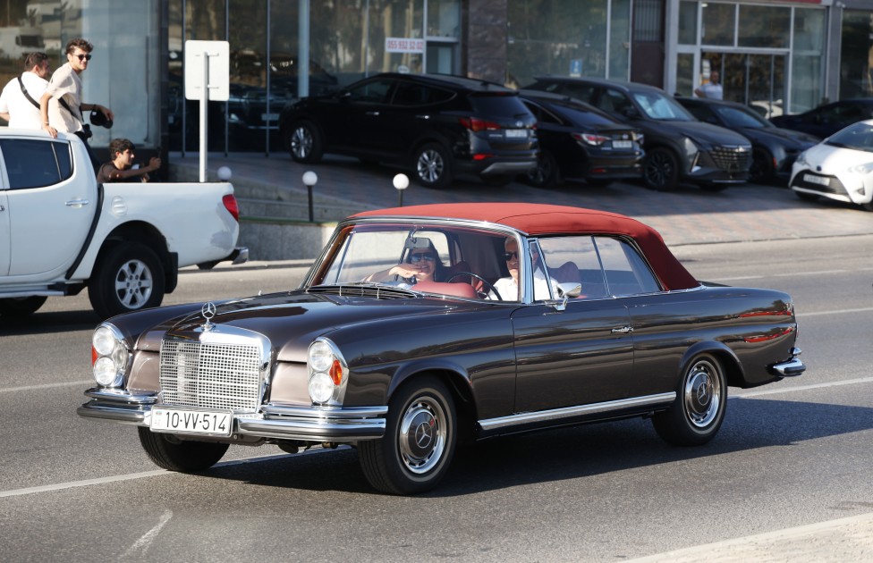 Bakıda klassik avtomobillərin yürüşü oldu - FOTOLAR