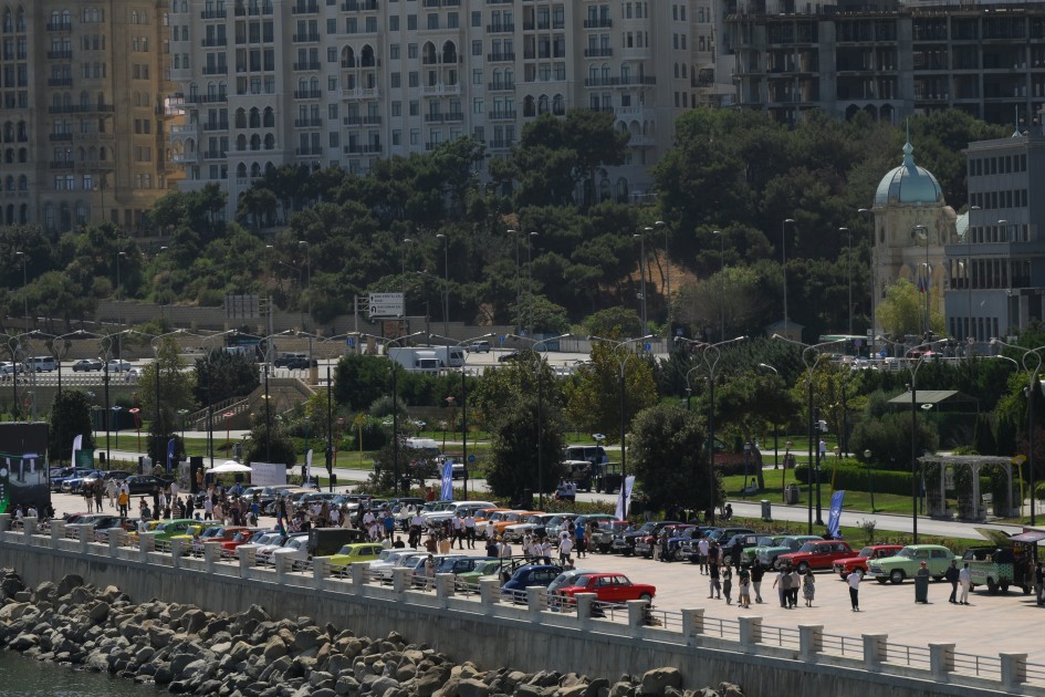 Bakıda klassik avtomobillərin yürüşü oldu - FOTOLAR
