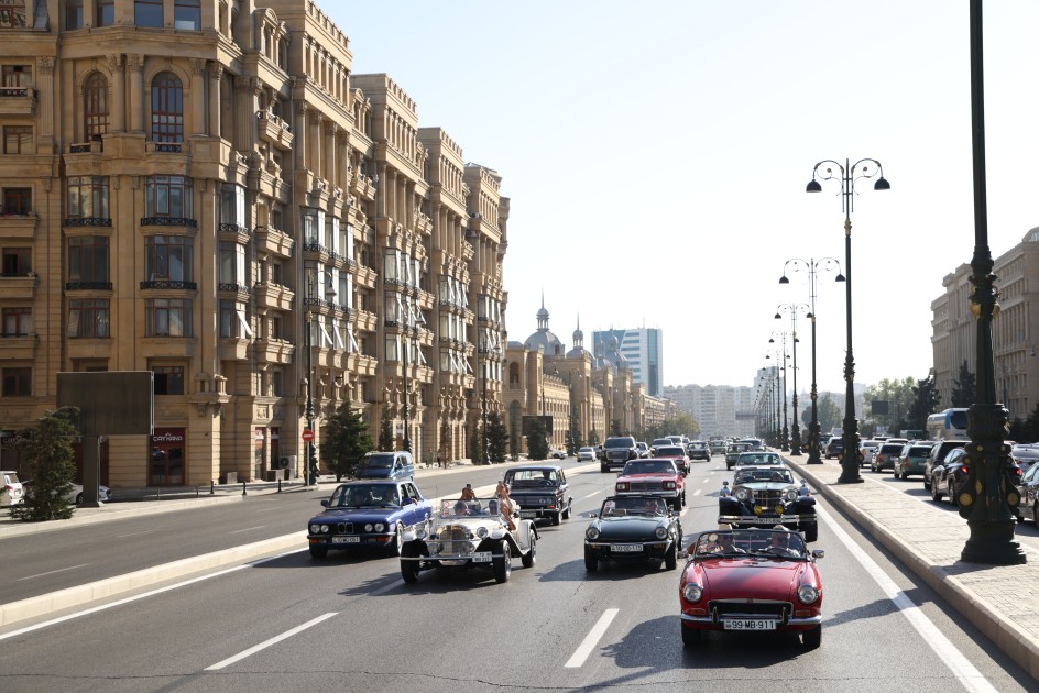 Bakıda klassik avtomobillərin yürüşü oldu - FOTOLAR
