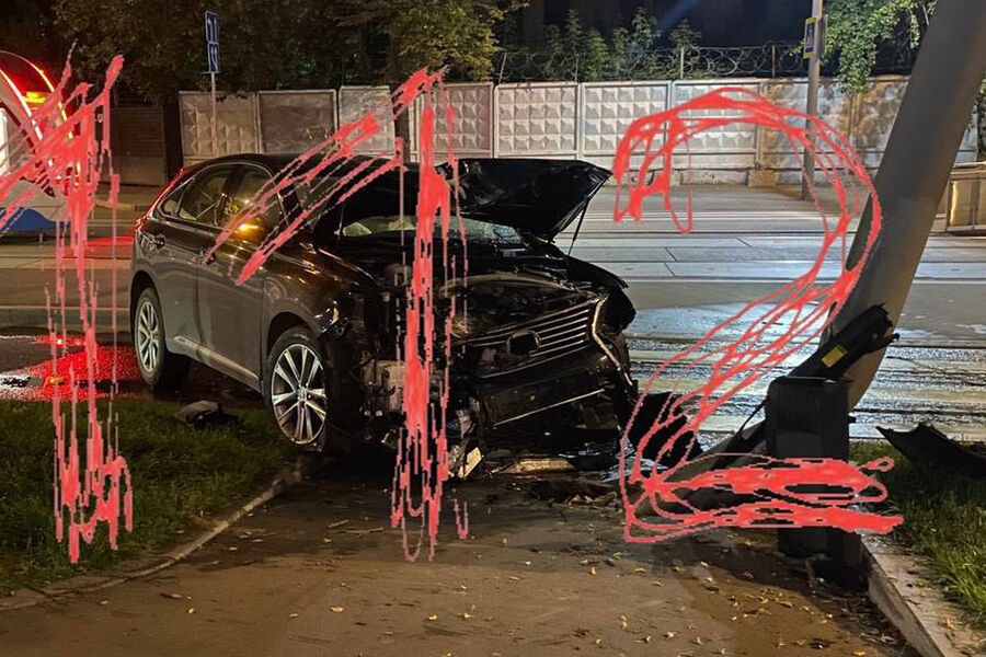 Moskvada diplomatik nömrəli avtomobil qəzaya düşdü, sürücüsü qaçdı - FOTO