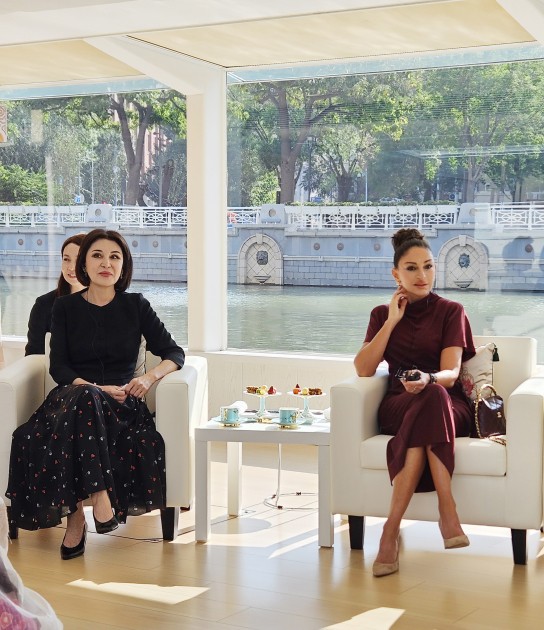 Mehriban Əliyeva dövlət başçılarının xanımları ilə gəmi gəzintisində - FOTOLAR