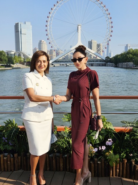 Mehriban Əliyeva dövlət başçılarının xanımları ilə gəmi gəzintisində - FOTOLAR