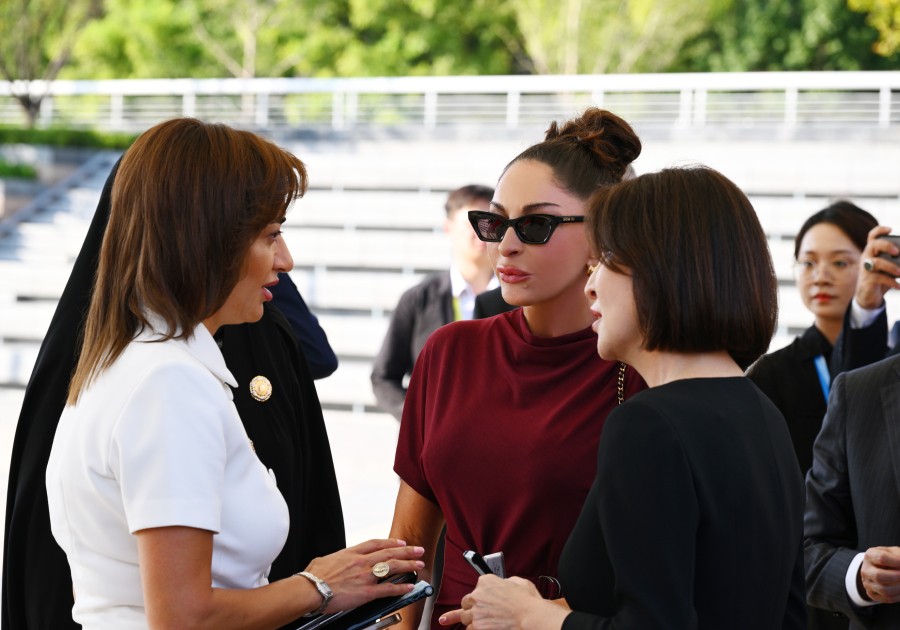 Mehriban Əliyeva dövlət başçılarının xanımları ilə gəmi gəzintisində - FOTOLAR