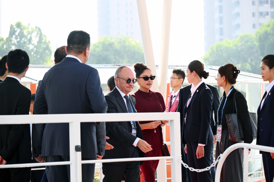 Mehriban Əliyeva dövlət başçılarının xanımları ilə gəmi gəzintisində - FOTOLAR