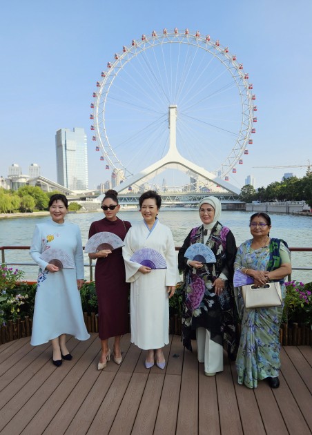 Mehriban Əliyeva dövlət başçılarının xanımları ilə gəmi gəzintisində - FOTOLAR