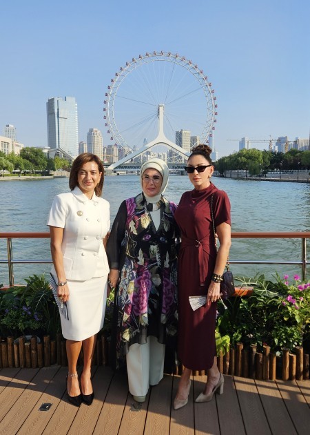 Mehriban Əliyeva və Anna Akopyan birgə foto çəkdiriblər