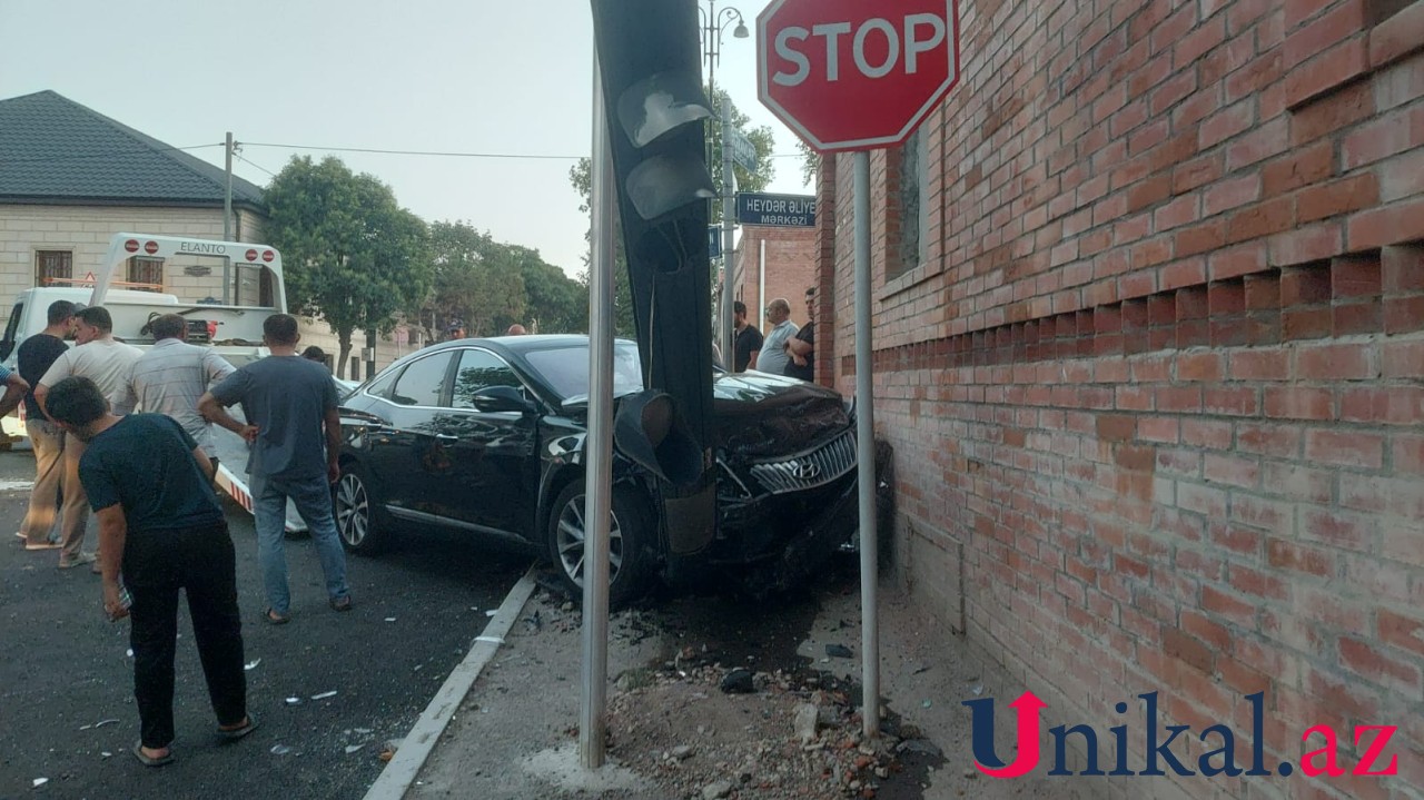 Gəncədə iki minik maşını toqquşub, xəsarət alanlar var - FOTOLAR