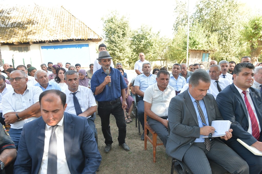 Taleh Qaraşov kənd sakinlərinin müraciətlərini dinlədi - FOTOLAR