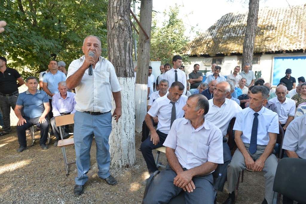 Taleh Qaraşov kənd sakinlərinin müraciətlərini dinlədi - FOTOLAR