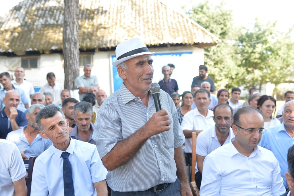 Taleh Qaraşov kənd sakinlərinin müraciətlərini dinlədi - FOTOLAR