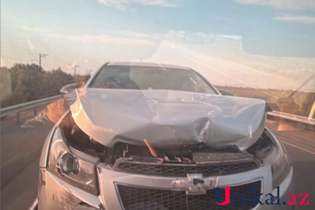 Mingəçevirdə minik maşını avtobusla toqquşdu - FOTO